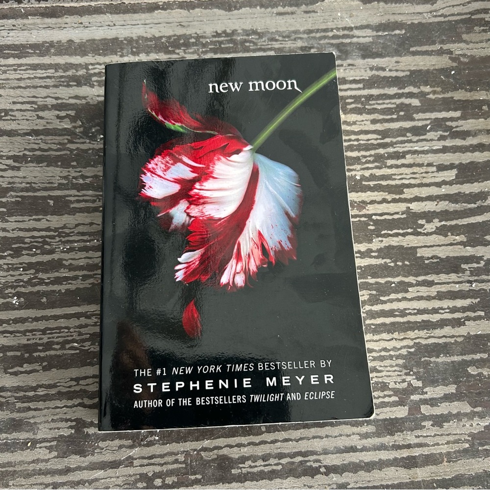 New Moon by Stephenie Meyer Book
